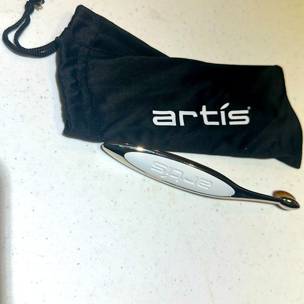 Artis Elite Oval 3 makeup brush